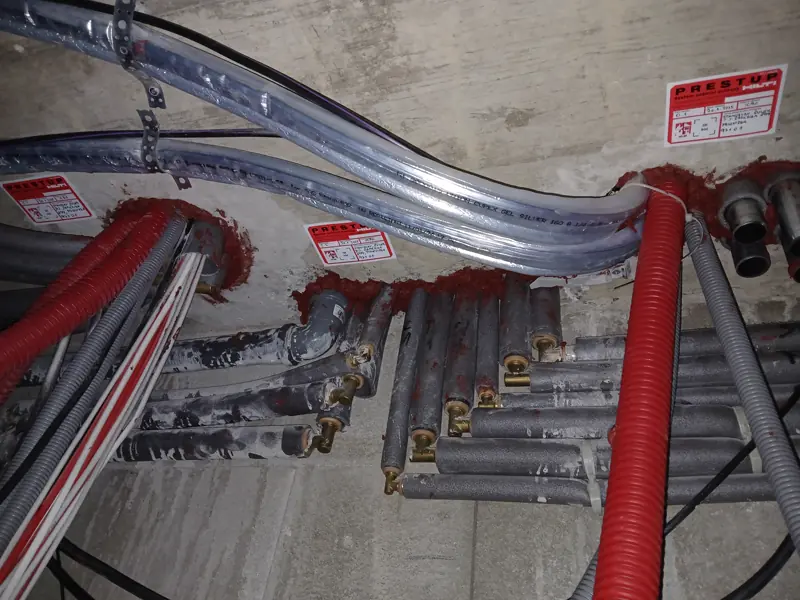Protipožiarna pena HILTI CFS-F FX v prestupe cez konštrukciu